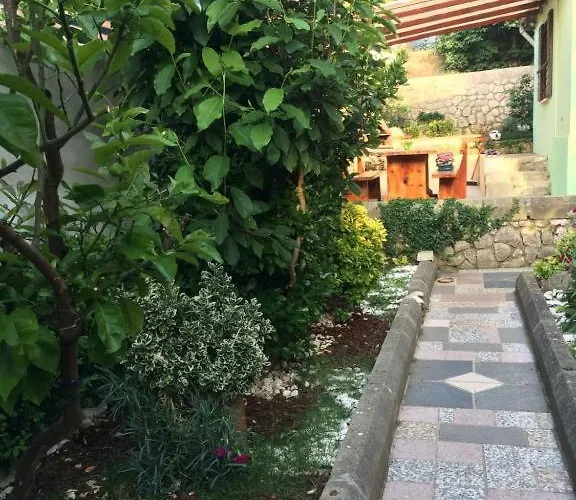 Oda ve Kahvaltı Alaburic &
