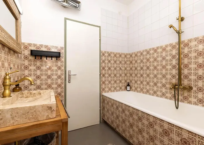 Alaburic & Bed & Breakfast 4*