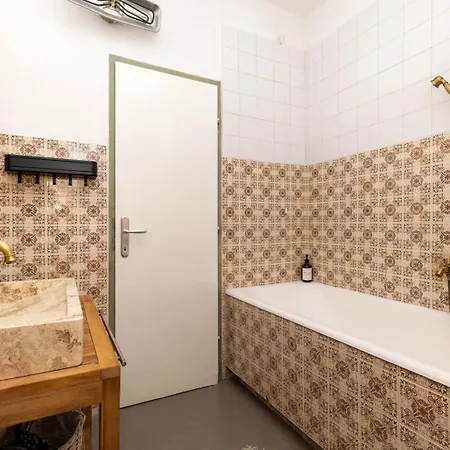 Alaburic & Bed & Breakfast 4*